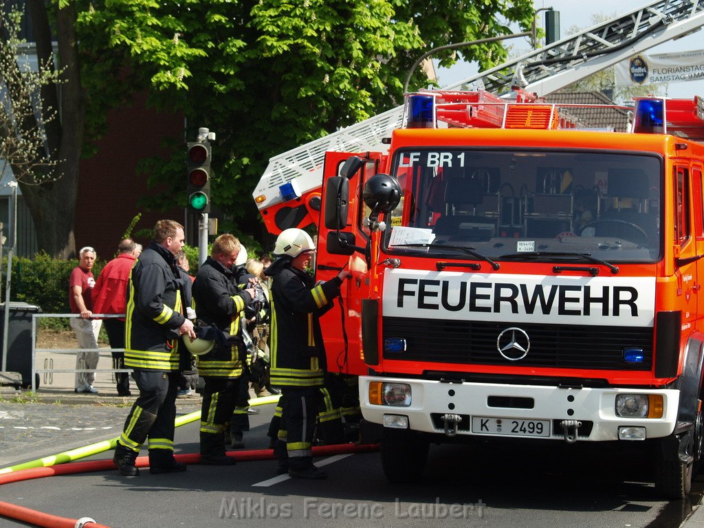 Kellerbrand mit Menschenrettung Koeln Brueck Hovenstr Olpenerstr P039.JPG
